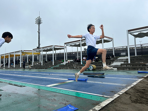小雨の中、通信大会１０日前の練習に臨む